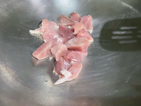 熱鍋熱油後先炒豬肉