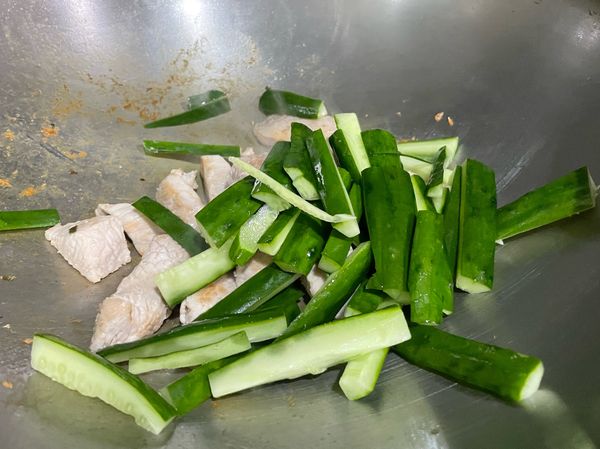炒到肉變白後，放入小黃瓜拌炒
