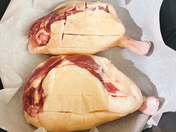 先將鴨腿洗淨擦乾，在鴨腿皮上切菱格紋狀，放入氣炸鍋皮朝下180度15分鐘。