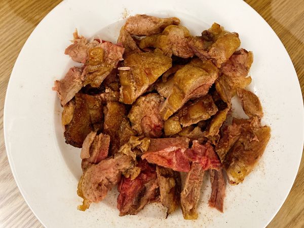 時間到取出切片，可撒一點白胡椒粉，即可美味上桌。