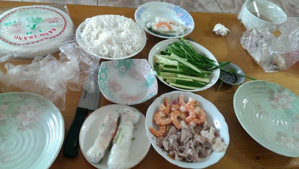 把越式米粉燙過備用,蝦.豬肉也要燙過