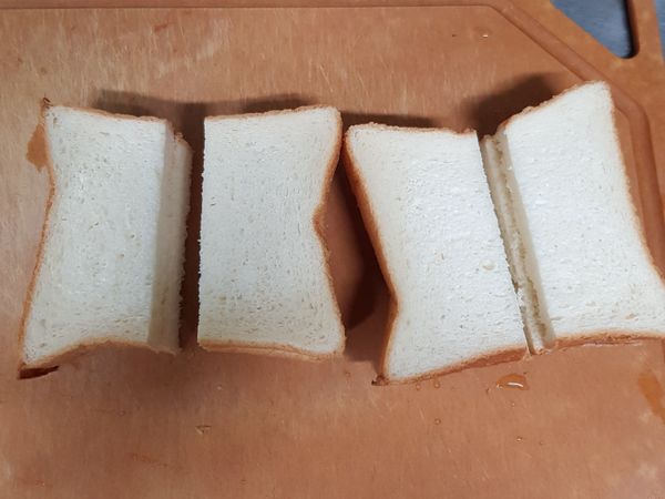 厚片吐司趁打折的時候買起來冰在冷凍,取出來對切 備用