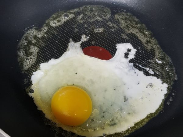 鍋子塗上奶油將雞蛋打入