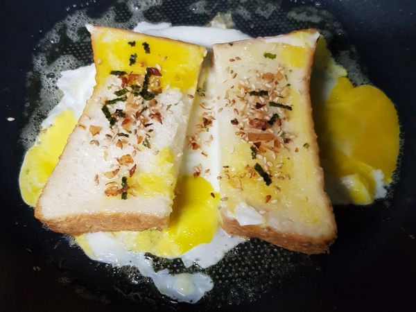 放入厚片吐司，灑上香鬆