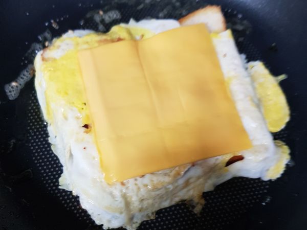 將吐司翻面鋪上起司片