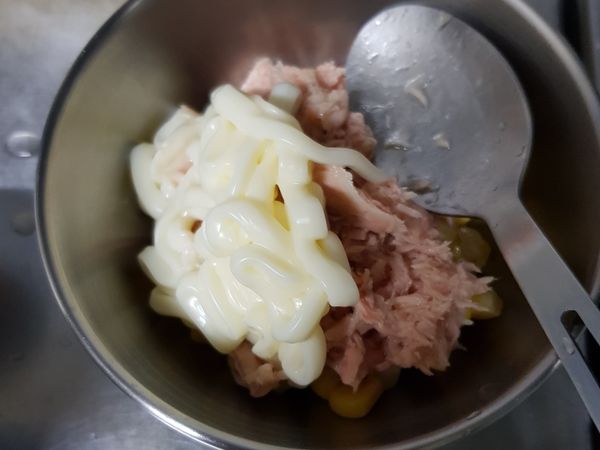 鮪魚罐頭稍微擠乾水份，加入玉米粒和美乃滋攪拌均勻