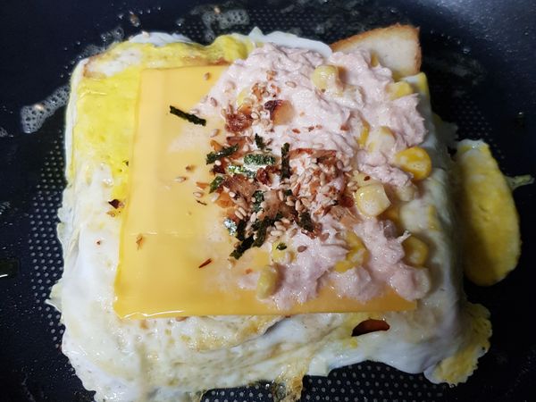 將攪拌好的鮪魚玉米沙拉 放在起司片上再灑上一點香鬆