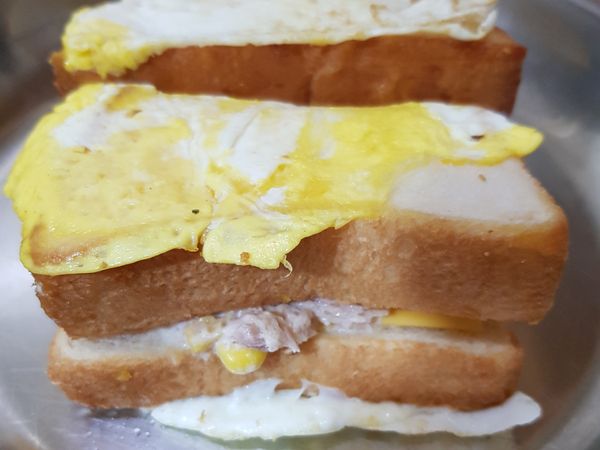 蛋包在厚片外面的版本