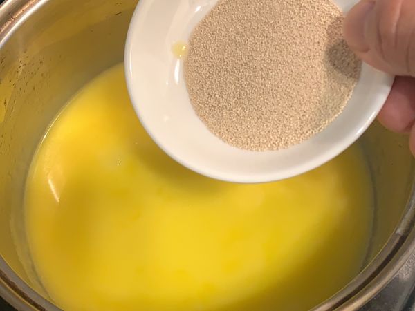 將牛奶、奶油、糖，加熱融化後，靜置放至室溫，再加入酵母粉拌勻