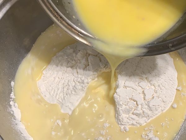 麵粉過篩後，倒入作法1的牛奶液，拌勻成麵糊