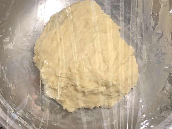 再揉捏成麵糰，蓋上保鮮膜，靜置發酵1小時（太濕可適量添加麵粉）