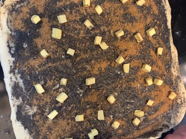 均勻鋪上黑芝麻醬、黑糖和奶油丁