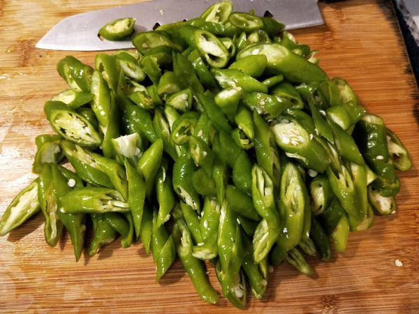 糯米椒洗淨，去頭尾
切斜片