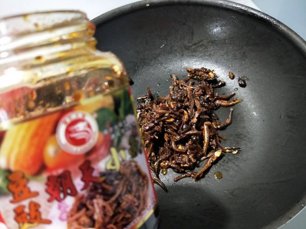 乾鍋下半罐豆鼓小魚醬+一些醬汁(油脂)炒香