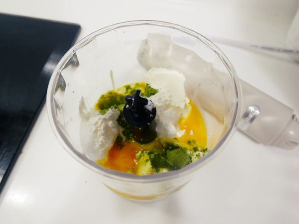 將蛋糕材料通通放進小V手持式攪拌棒的切碎器內。