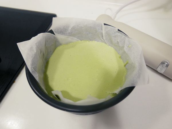 麵糊過篩倒入烤模內後以預熱210度烤箱烤20-25分鐘、取出放涼冷藏。