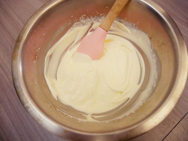 享用前再將鮮奶油及砂糖打發至七分後抹在表面、並放上草莓即可。