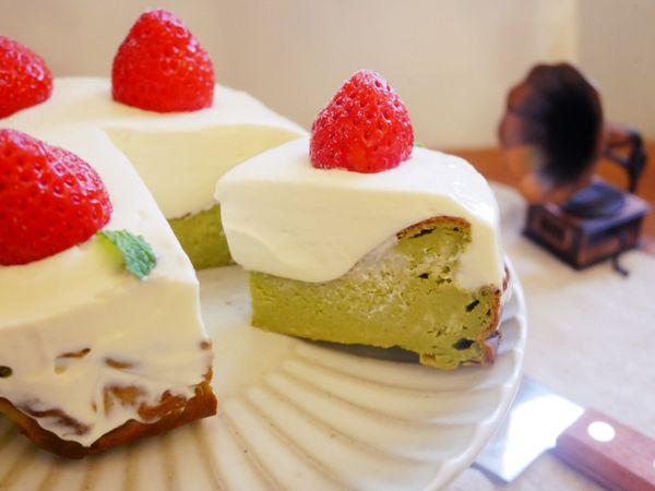 切開後更是可愛耶！！清新茶香加濃郁奶香怎麼吃也不會膩、甜度也剛剛好，一定要試試看喔～