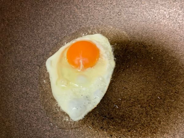 下油起鍋煎成一個個飽滿的荷包蛋