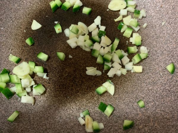 把蒜蓉青瓜馬蹄爆香