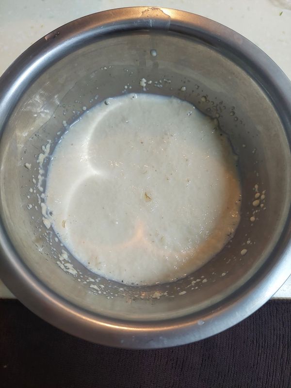 豆奶、砂糖、酵母調勻，靜置15分鐘