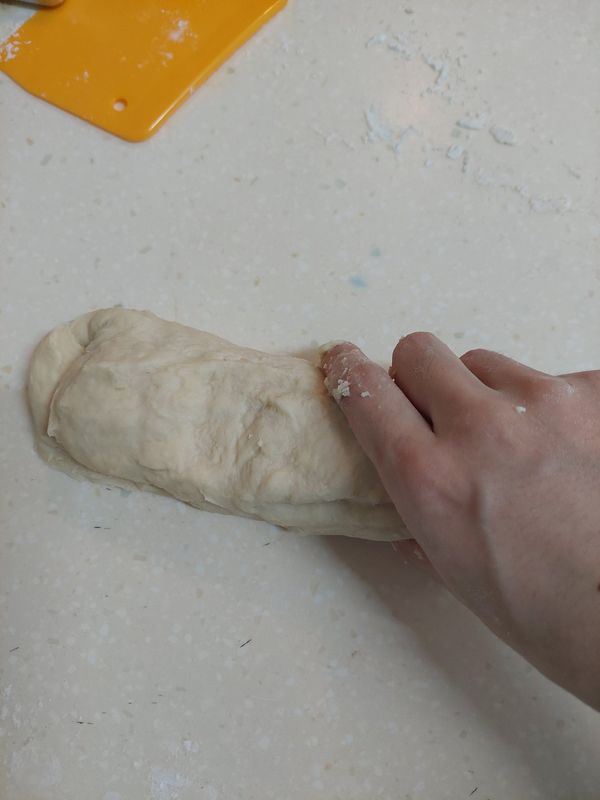 移至案板搓揉，可以配合摔打