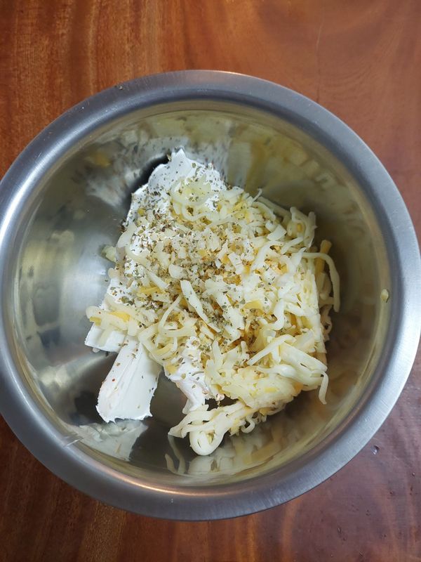 奶油乳酪、芝士、香料拌勻