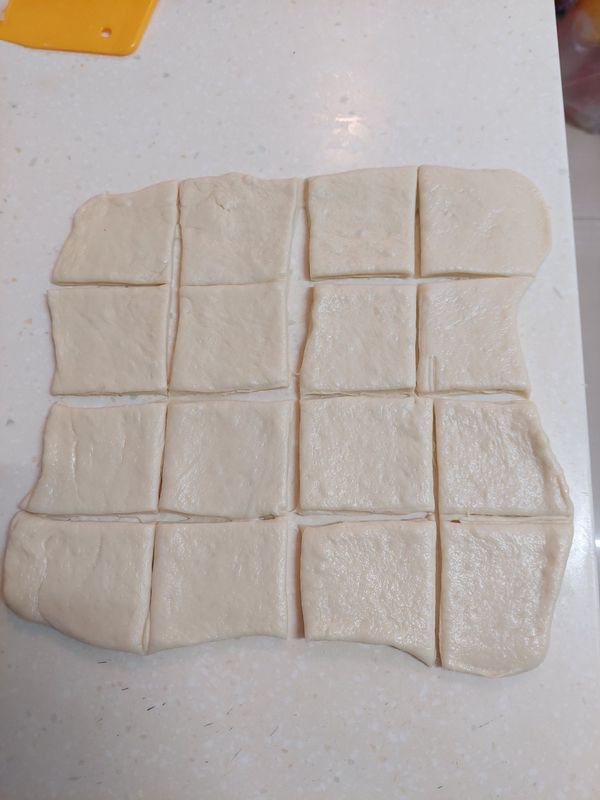 將麵團擀開，切割成4×4或5×5棋盤格