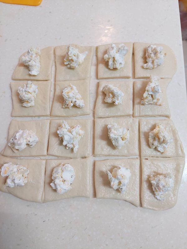 在麵皮放上奶餡