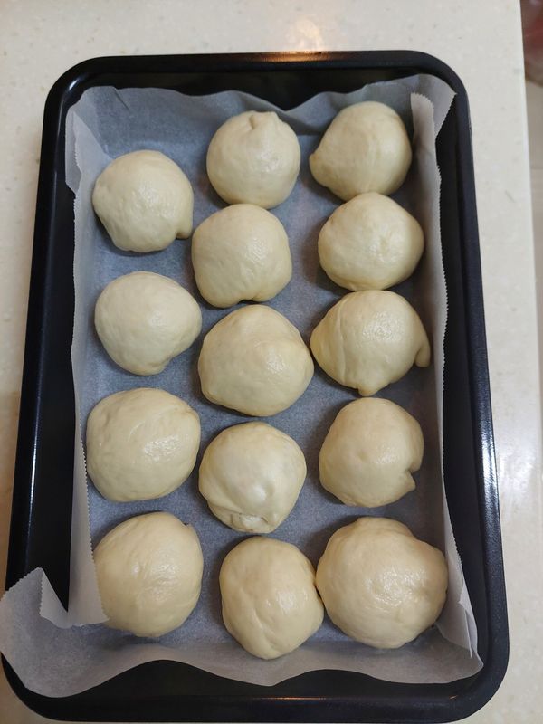 移至刷好奶油的圓形烤盤，二次發酵60分鐘