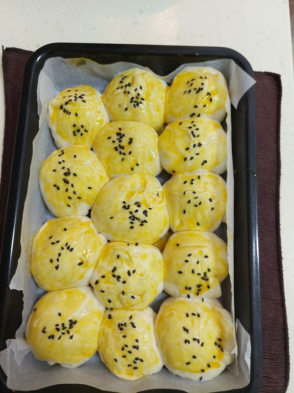 刷上蛋液，並灑上芝麻