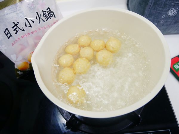 先將魚蛋、起士球川燙。