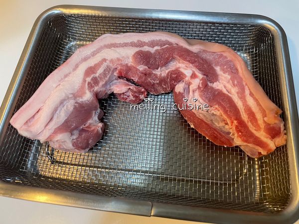 五花肉是取自豬肉腹部位置，即豬背脊下方肚子部位，腹部由於活動量少，帶有豐富油脂，利用烘烤方式能將油脂釋出，且讓五花肉外層金黃酥脆。