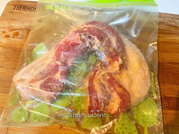 抓醃好的五花肉，放入保鮮袋後，放入冰箱冷藏3小時。