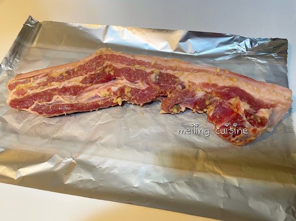 從冰箱取出醃漬好的五花肉，先在長溫下靜置15分鐘後，等待的同時，烤箱先以180度預熱10分鐘，取一張料理用鋁箔紙，鋁箔以可以完全包覆的大小做準備。