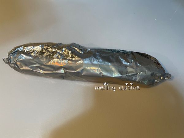 包覆好的五花肉隨即可放入烤箱，烤箱火力以上下火230 度烘烤50分鐘。