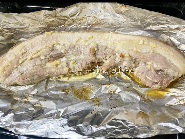 將烘烤50分鐘的五花肉取出(此時烤箱仍要持續保持火力)，取出後掀開鋁箔，此時五花肉已經約9分熟。