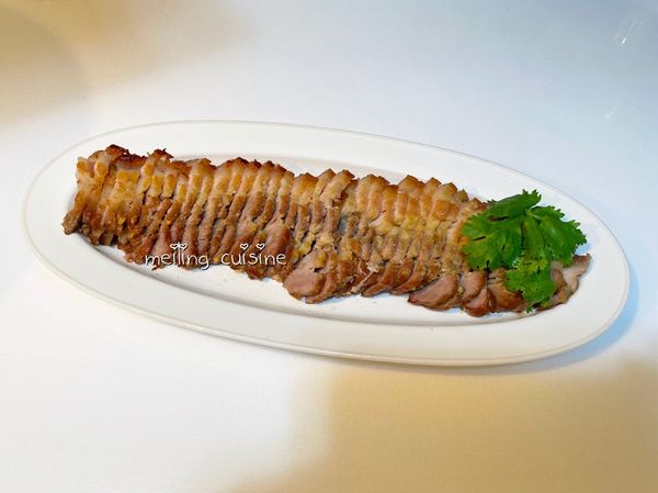 烘烤好的味增五花豬，可以表面撒上一些胡椒鹽，料理過程無需添加任何油品，以最簡單的料理方式，外酥內軟，不油膩，簡單就能品嚐到美味家常菜了。