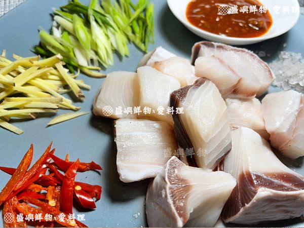 ①清洗鯊魚腹肉丁
②薑切絲、蒜苗切段、辣椒切碎