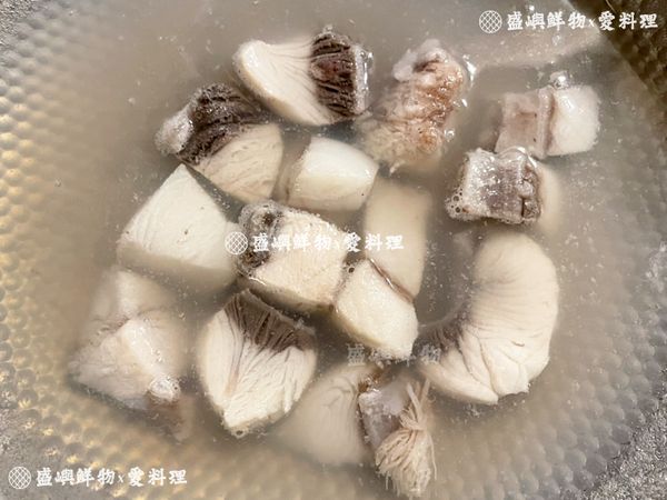 ＊料理鯊魚肉不軟爛的秘訣：先將鯊魚腹肉燙過＊
①清水加入適量料理米酒(也可以加薑來去腥)
②大火水滾後，放入鯊魚腹肉
③轉小火煮3分鐘
④將燙過的鯊魚腹肉撈至碗中備用