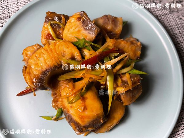 ①先用橄欖油爆香薑、蒜苗、辣椒
②加入燙過的鯊魚腹肉拌炒5分鐘
③加入料理米酒、辣豆瓣、少許醬油拌炒2分鐘，即完成