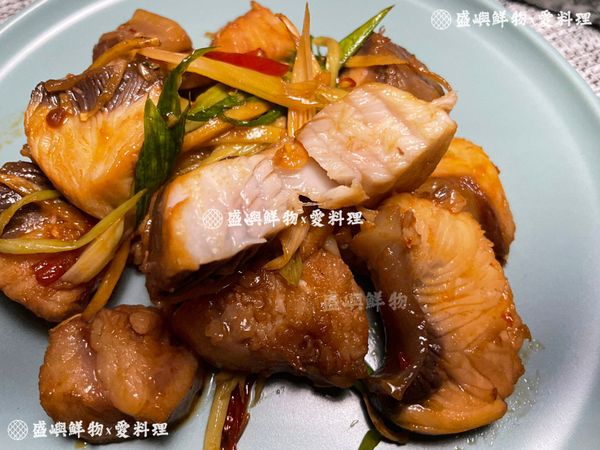 宜蘭外海的極致美味，補撈後取清肉、去骨、去刺、切丁，含有豐富膠質營養價值高，適合全家大小，特別挑選魚腹肉部位，含水量高，口感軟嫩！在地人形容牠是「魚豆腐」。