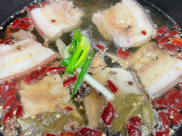 1.蔥打結
2.薑切片
3.醃料除了高湯加一加
抓醃1-2小時
4.加入高湯小火燉煮
5.煮熟後起鍋，過冰水切薄片