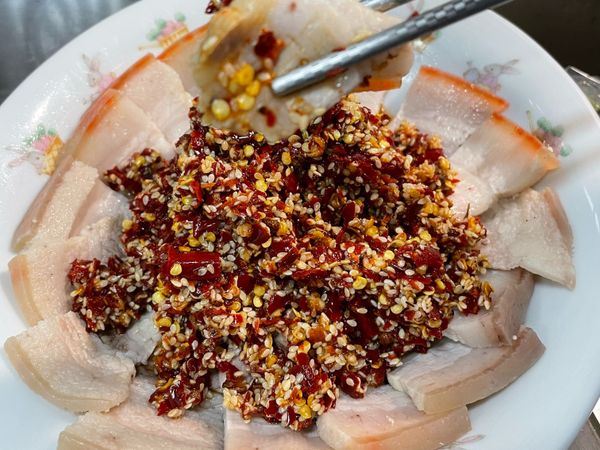 擺盤放上辣椒完成