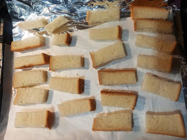 把吐司剪成條狀