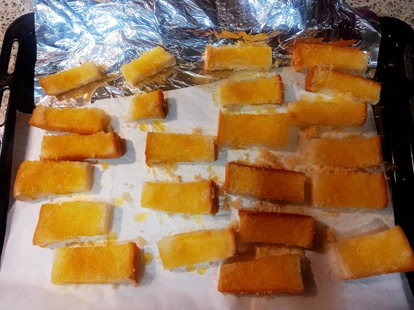 把奶油塗單面，灑有些三溫糖