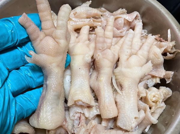 雞腳洗乾淨 去掉指甲 冷水下鍋加入蔥薑蒜米酒一起煮個15分鐘，接著撈起放入冰塊水中放涼