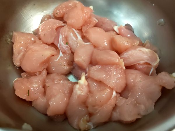 雞里肌肉逆紋切小塊，用一點鹽或蒜香調味鹽（好市多有賣）、少量糖，醃大約15分鐘
