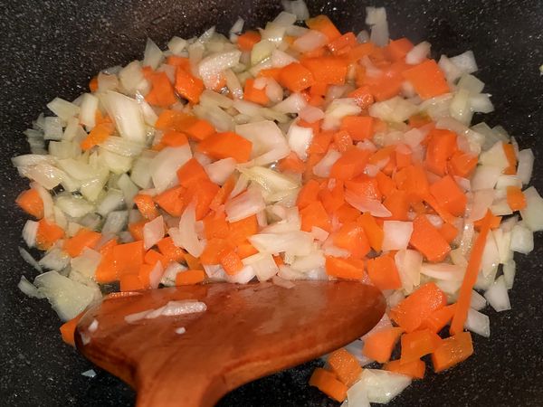 用一湯匙橄欖油炒洋蔥和紅蘿蔔，中火，炒到洋蔥香氣出來