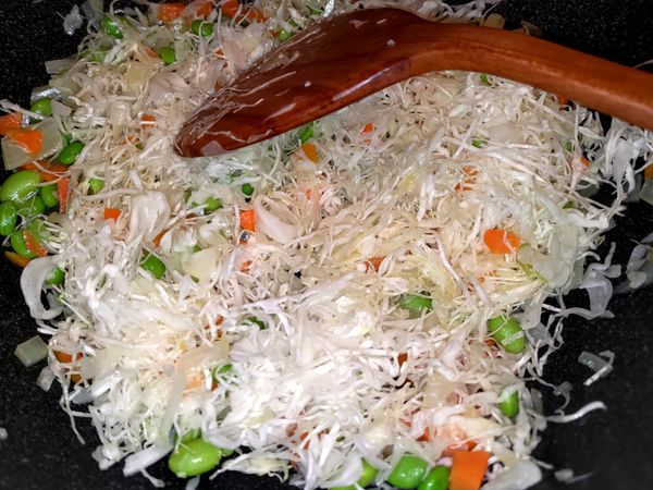 水收到剩一半時，高麗菜絲放進去炒，我今天懶惰買生鮮外送切好的高麗菜絲比較細，
一般高麗菜切小塊或絲皆可